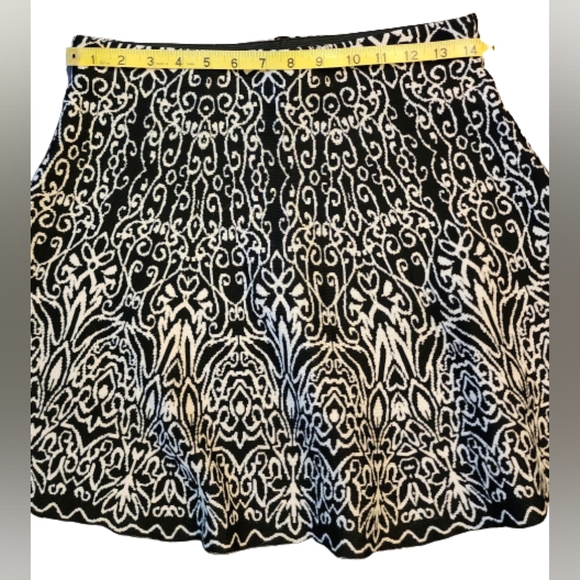 Black & White Print Swing Skirt Medium NWT - Picture 3 of 7